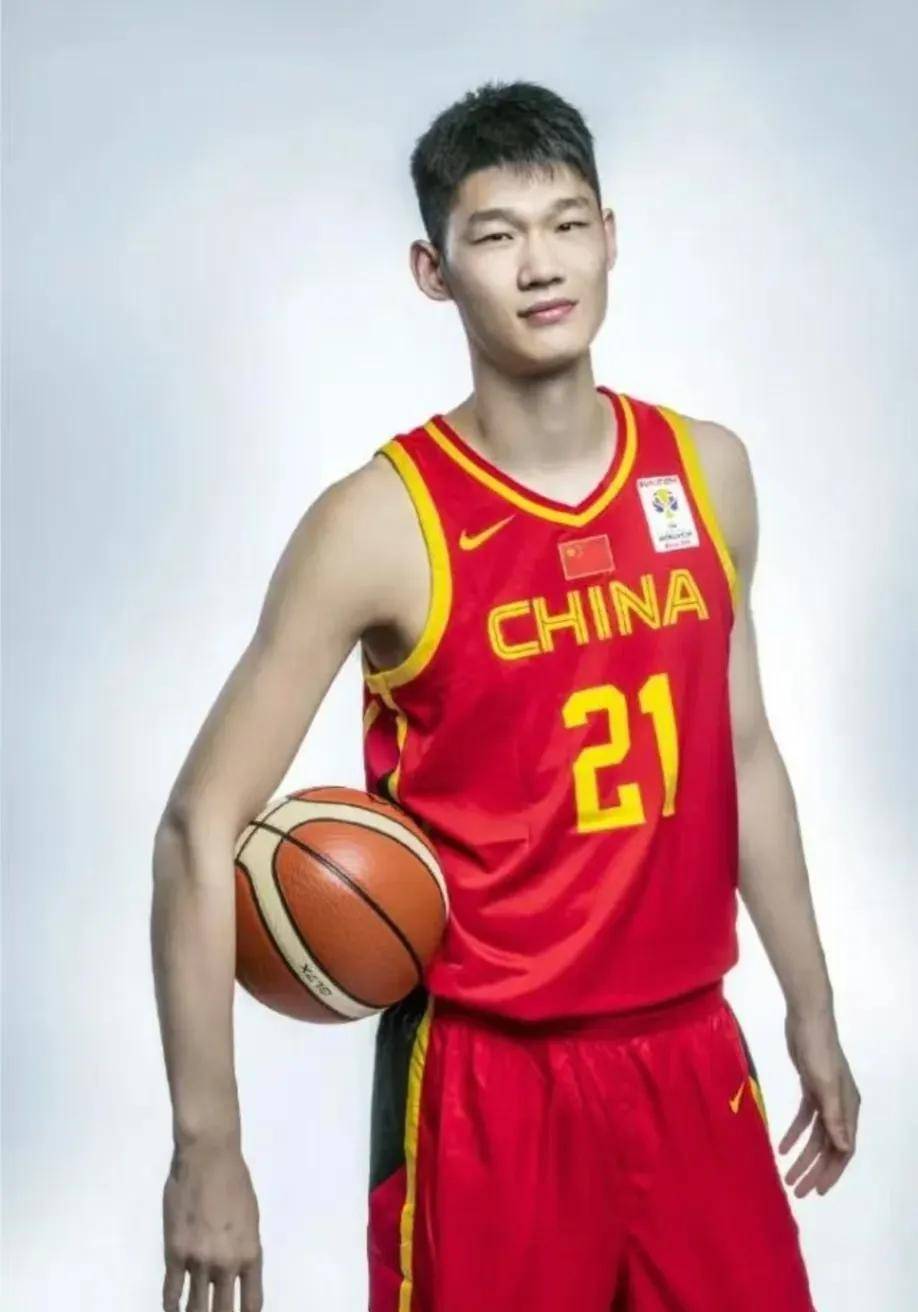 球员状态火热！篮球联赛各队争夺冠军胜算未定