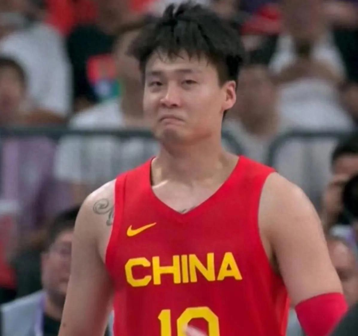 球员状态火热！篮球联赛各队争夺冠军胜算未定