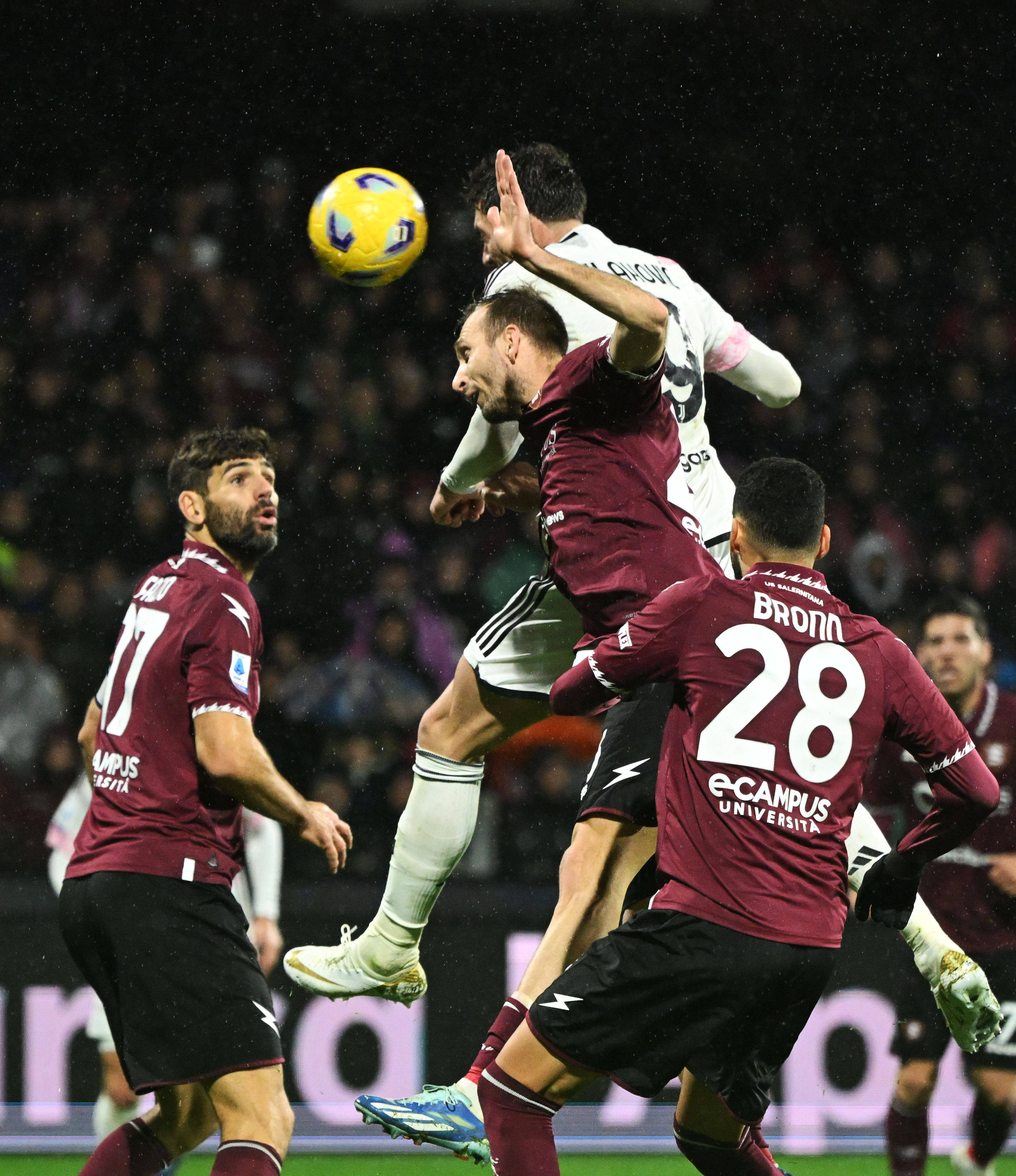 爱游戏官网-比赛中球员的精彩进球令人瞠目结舌