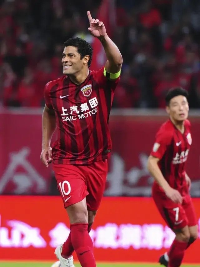 上海上港主场战胜北京国安，保持榜首位置