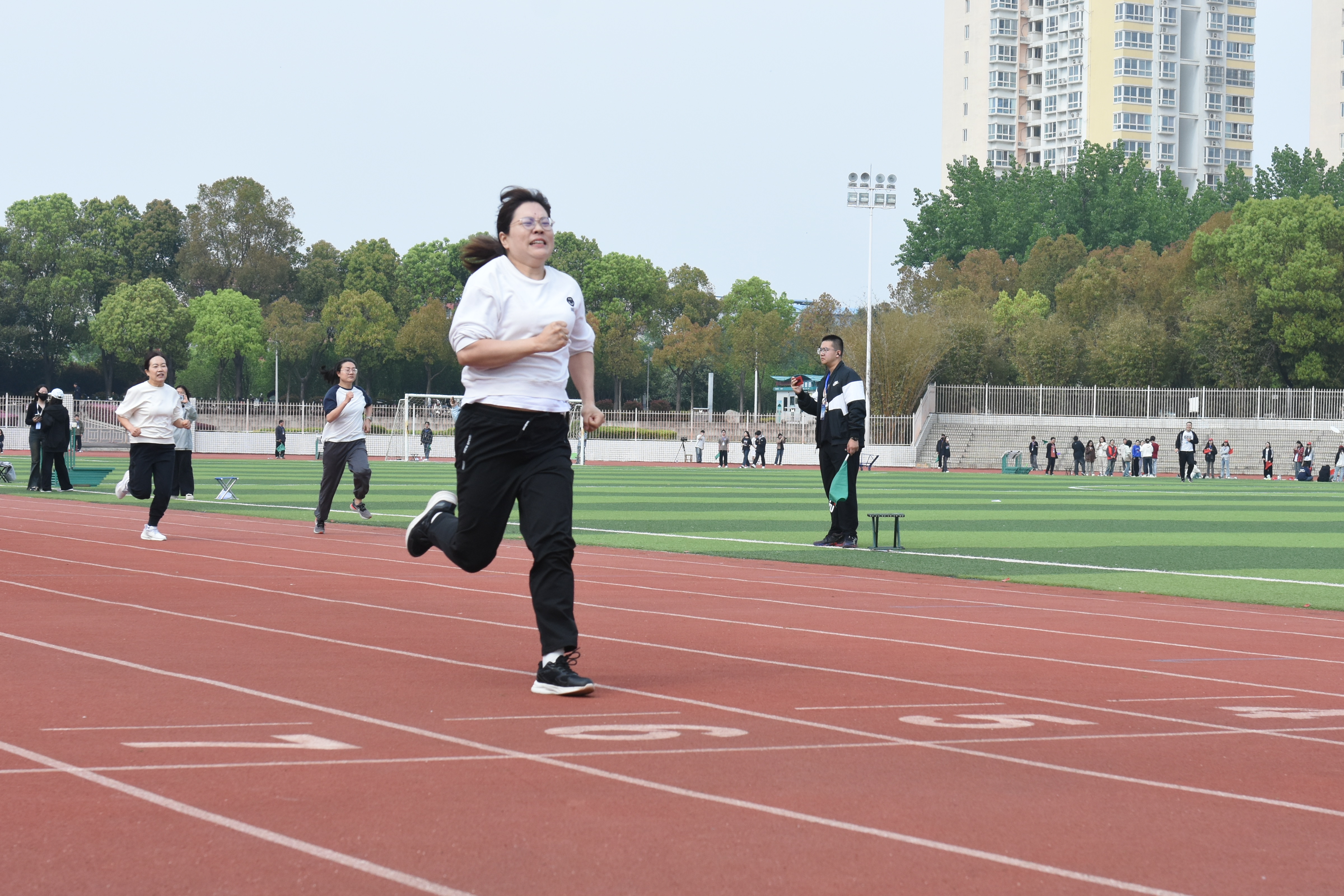 爱游戏网页版-选手们奋力拼搏，精彩瞬间引人瞩目