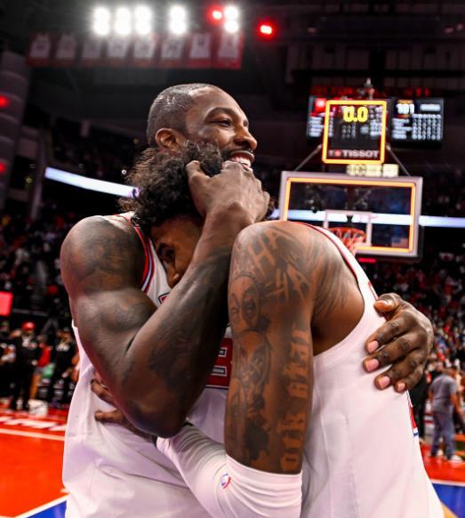 爱游戏网页版-76人击退独行侠，将系列赛带回主场的简单介绍