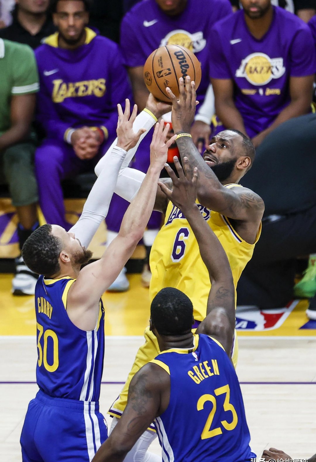 勇士全队发挥默契，取得激动胜利的简单介绍