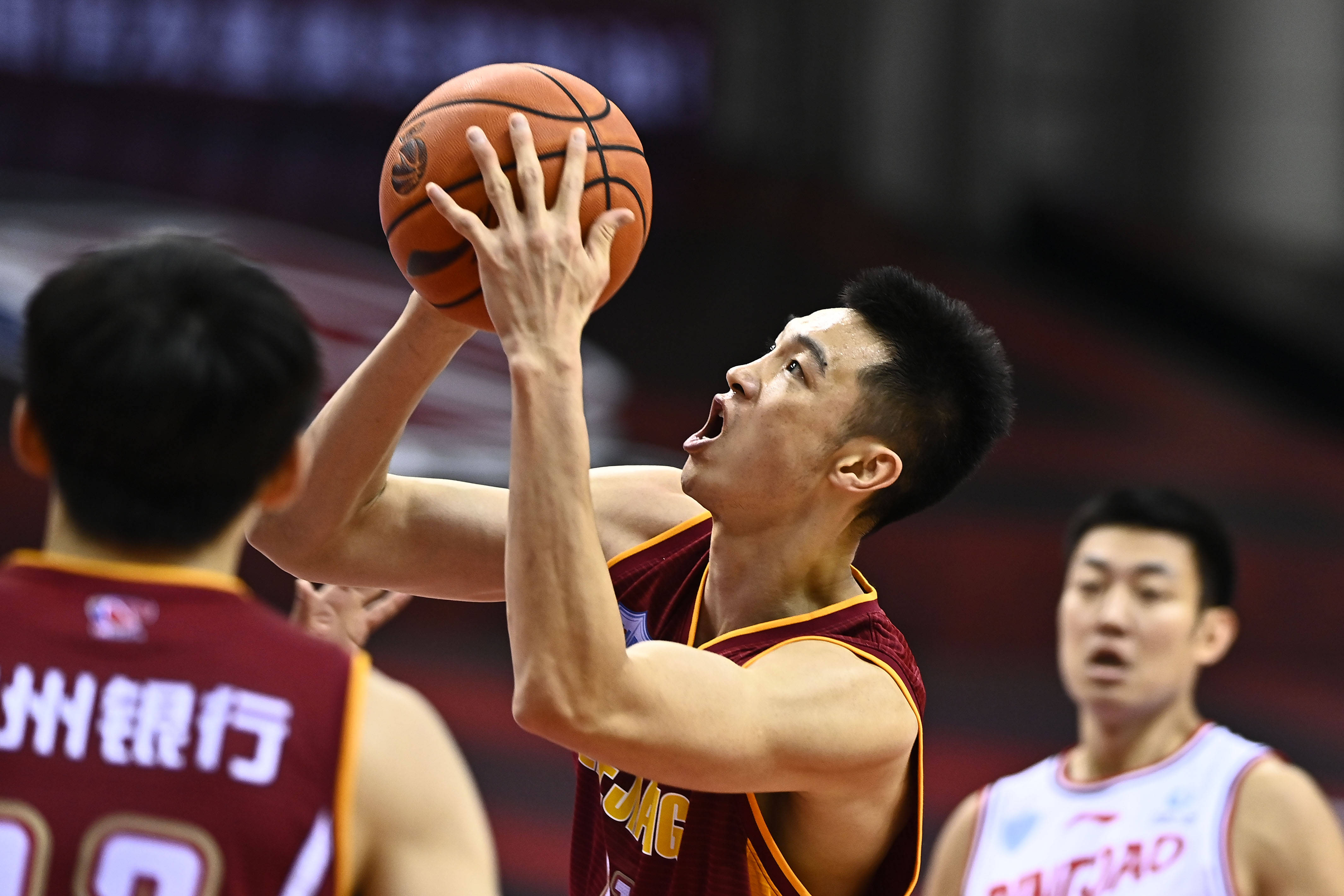 爱游戏官网-浙江男篮在比赛中展现出团队正气，轻松取胜