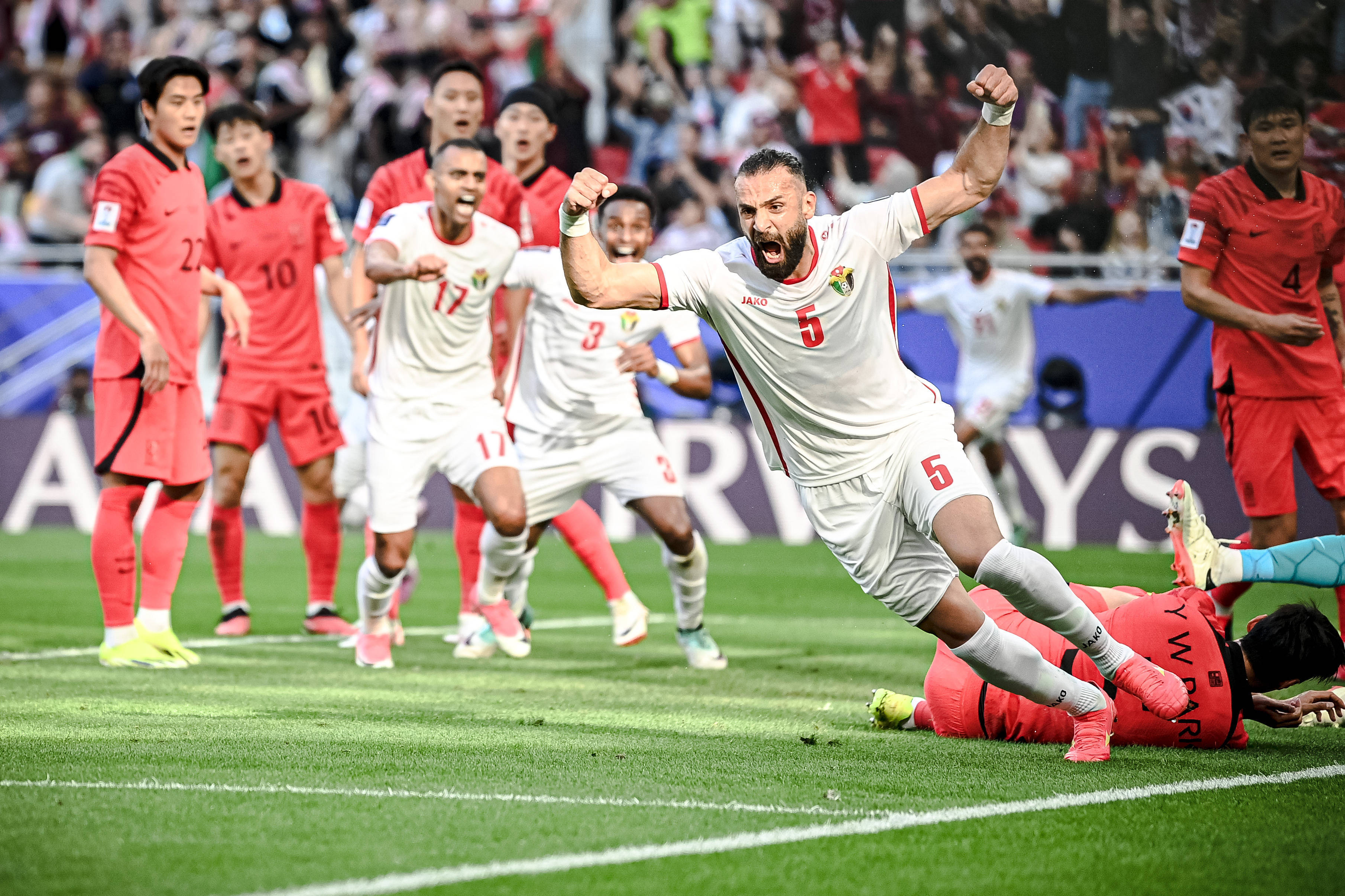 爱游戏官网-紧张对决！两支球队展开激烈争夺