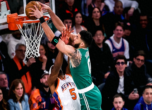 联赛常规赛收官战紧张气氛笼罩在球场上的简单介绍