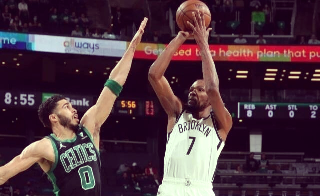 包含凯尔特人客场轻松击败篮网，继续稳坐榜首位置的词条