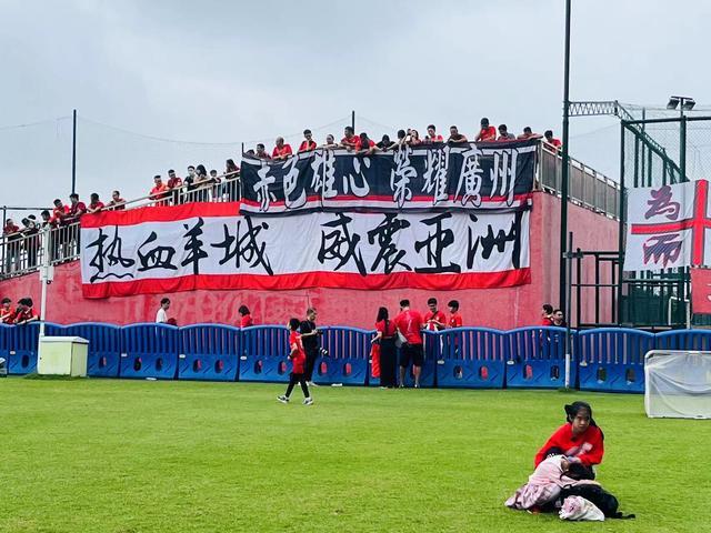 亚洲足球大赛掀起热潮，球迷狂欢