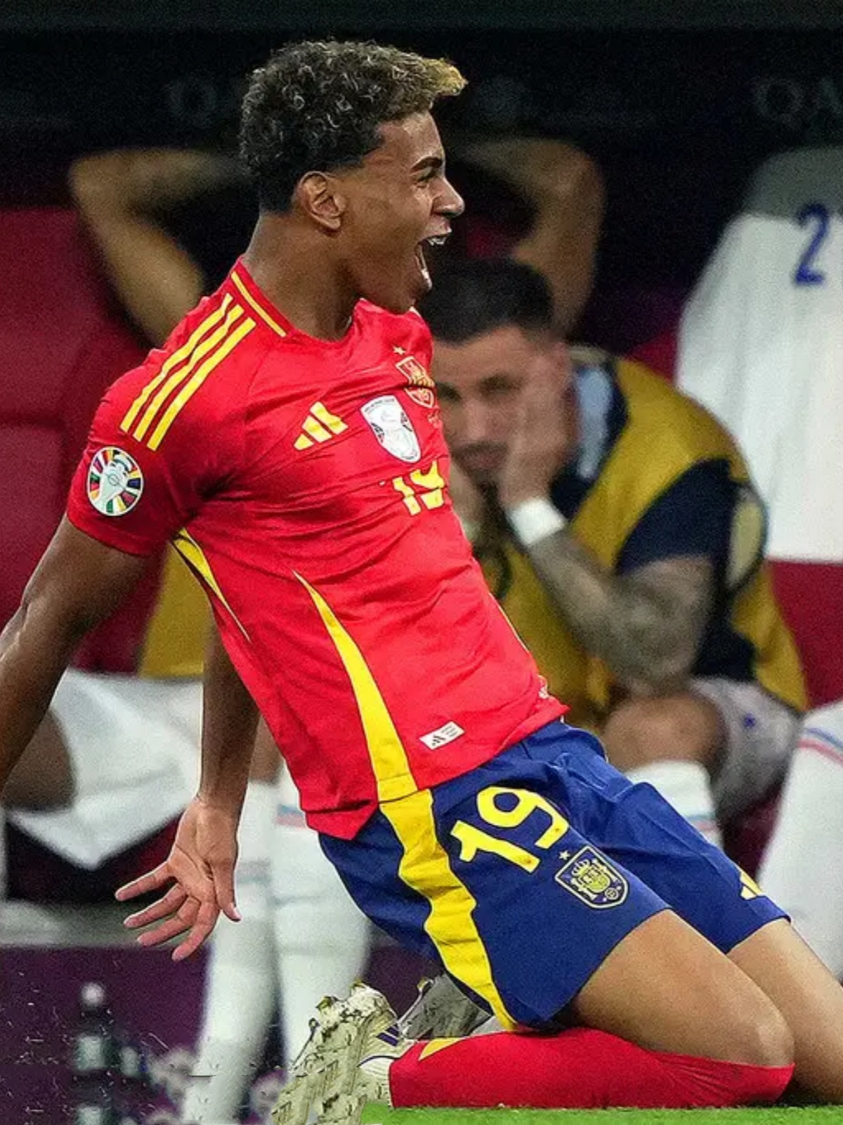 爱游戏网页版-西班牙队员不懈努力，实现逆转胜利的简单介绍