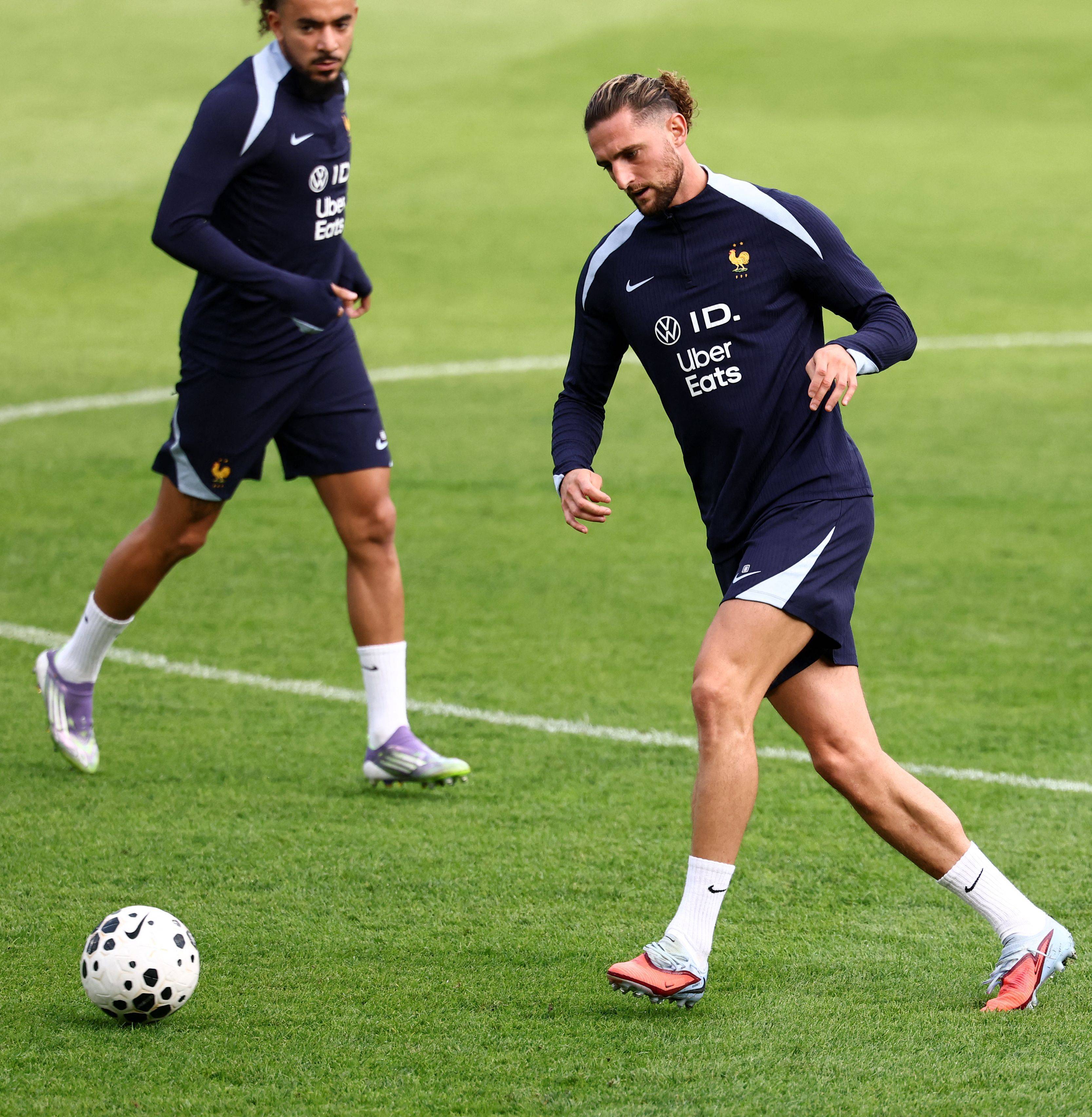 法国足球比赛中双方拼尽全力 法国足球比赛中双方拼尽全力