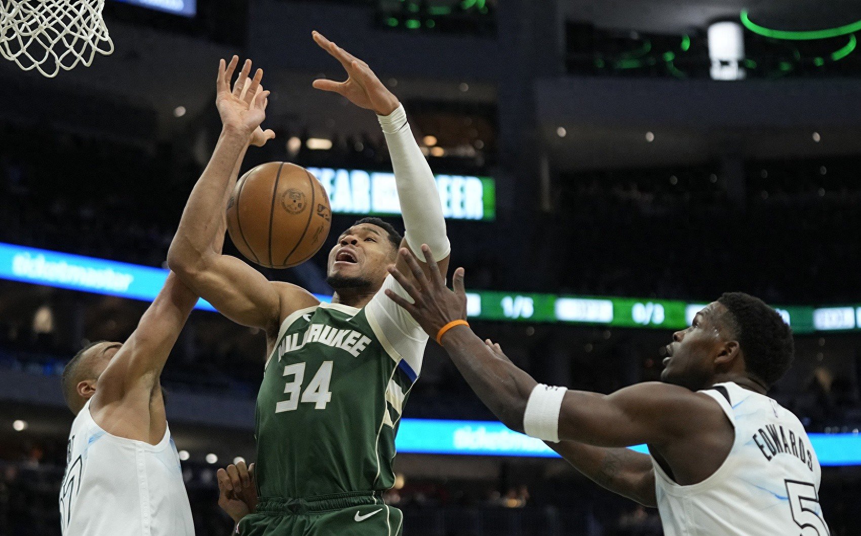 雄鹿胜灰熊,米德尔顿稳定发挥,全队助攻有序 雄鹿胜灰熊,米德尔顿稳定发挥,全队助攻有序