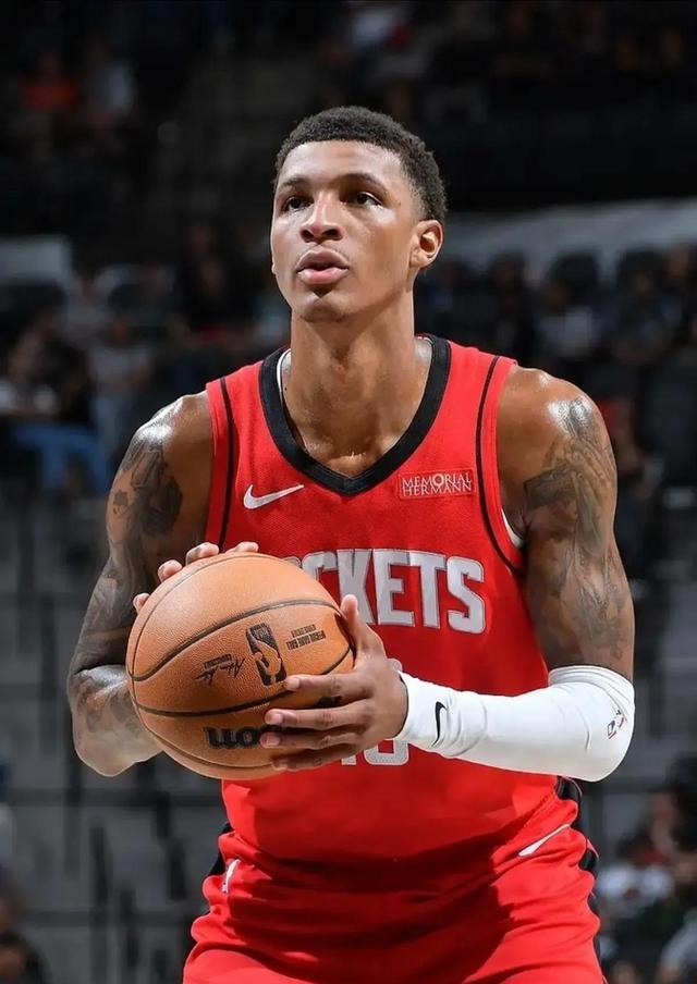 爱游戏在线-火箭大胜黄蜂，场上气氛燃烧