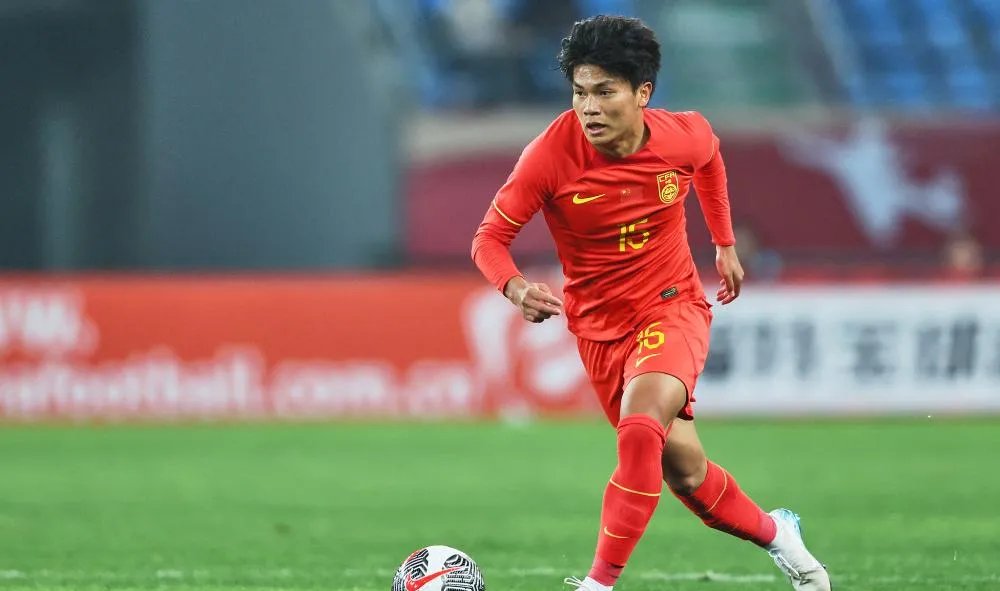 中国足球队选手积极备战，力争取得好成绩的简单介绍