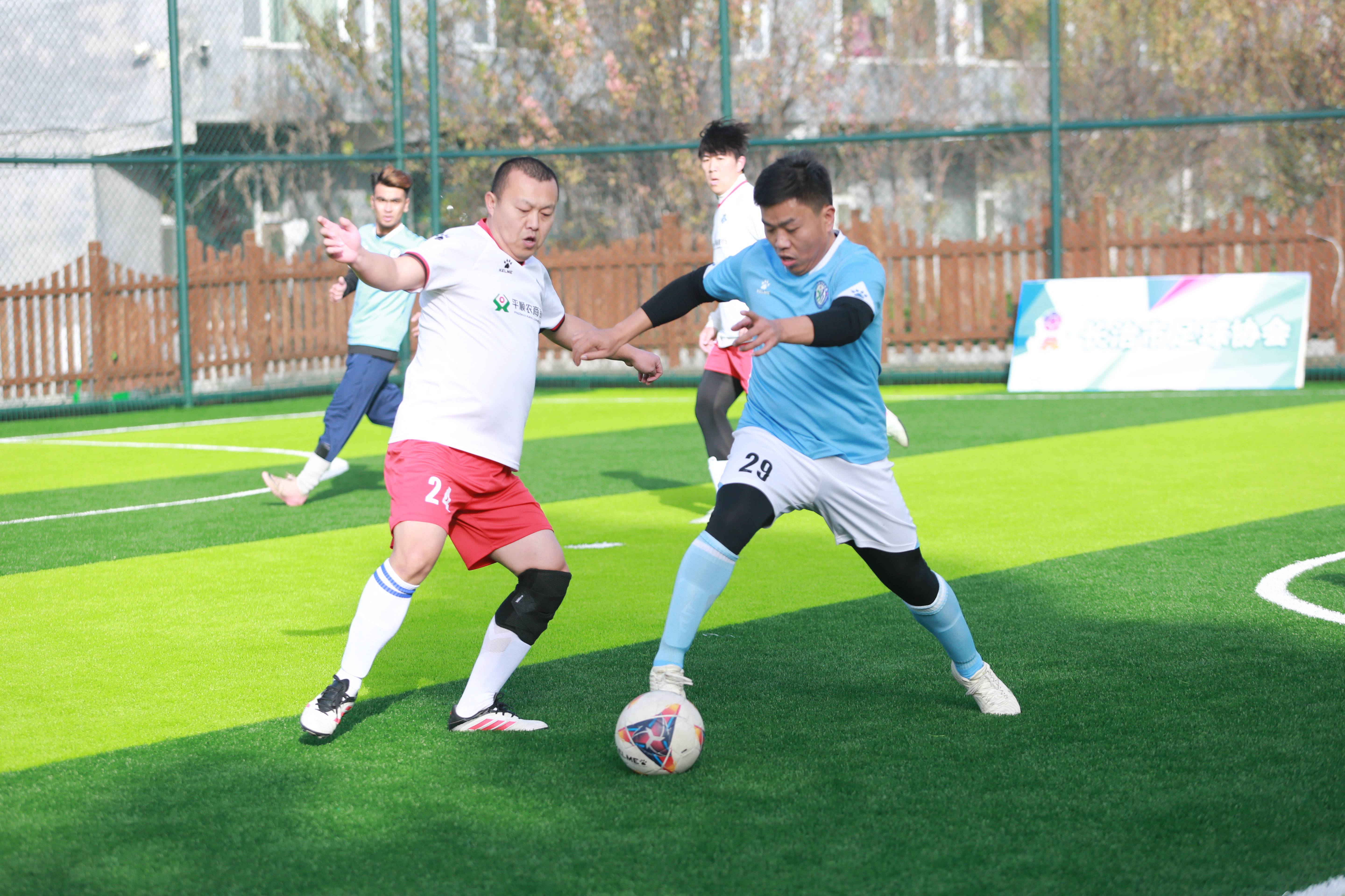 国内足球联赛竞争激烈，各队实力角逐